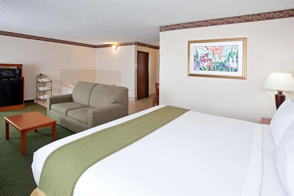 Holiday Inn Express & Suites Johnstown, An Ihg Hotel Экстерьер фото